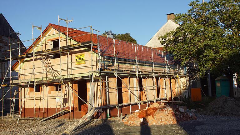 Nächstes Jahr soll das Gemeinschaftshaus Theinheim fertig sein. Der Anbau an die Feuerwehrhalle steht im Rohbau, der Gemeinderat vergab in seiner jüngsten Sitzung weitere Gewerke im Gesamtwert von über 100.000 Euro.