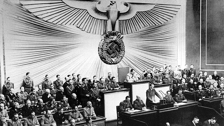 zu dpa-Story: 80 Jahre nach Beginn des Zweiten Weltkriegs       -  Hitler begründet vor dem Reichstag in Berlin den Angriff auf Polen.