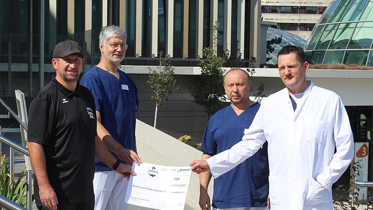 Auf dem Bild (von links) Klaus Fell, Matthias Borst, Stationsleiter der Palliativstation auf dem Rhön-Clinikum Campus Bad Neustadt, Andreas Engelhardt, Oberarzt der Palliativstation,&nbsp; Dr. Michael Schneider, Vorsitzender des Vereins zur Förderung der Palliativmedizin.