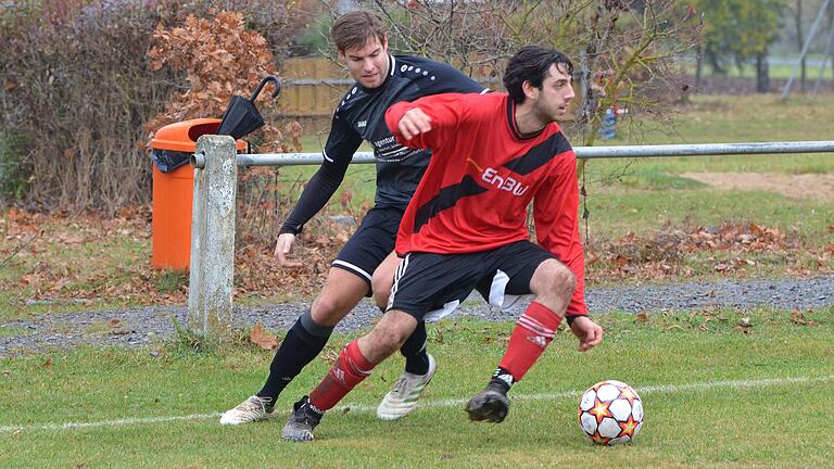 Gianluca Santaniello TSV Heidenfeld (rechts, hier im Duell mit dem Waigolshäuser Fabian Weisenberger) geht mit seinem Verein freiwillig in die A-Klasse. Der TSV schließt sich mit der DJK Hirschfeld zu einem neuen Verein zusammen. Gianluca Santaniello TSV Heidenfeld (rechts, hier im Duell mit dem Waigolshäuser Fabian Weisenberger) geht mit seinem Verein freiwillig in die A-Klasse. Der TSV schließt sich mit der DJK Hirschfeld zu einem neuen Verein zusammen.