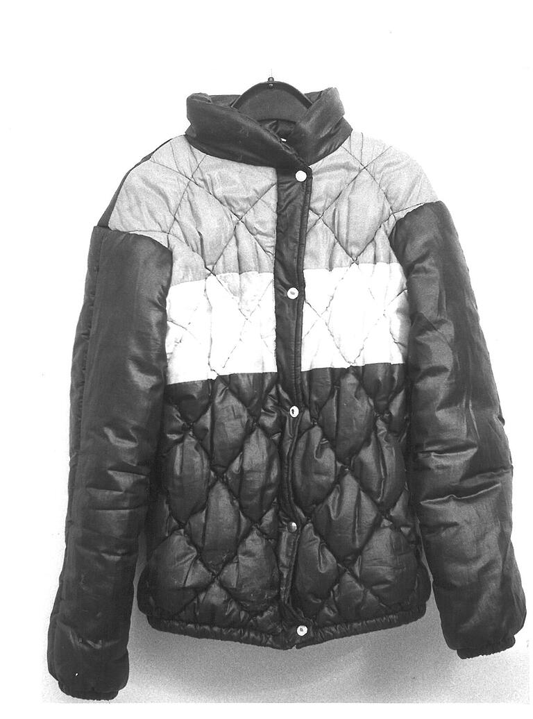 Diesen Anorak trug das Opfer vor seinem Tod. Diesen Anorak trug das Opfer vor seinem Tod. 