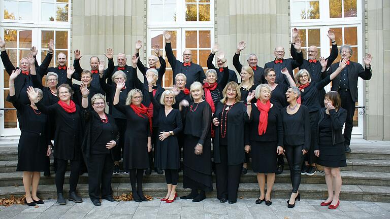 Der Chor des MV bei einem Konzert im Max-Littmann-Saal, Regentenbau, Bad Kissingen. So ausgewogen wie auf diesem Foto sind die Männer- und Frauenstimmen nicht immer. Der Chor des MV bei einem Konzert im Max-Littmann-Saal, Regentenbau, Bad Kissingen. So ausgewogen wie auf diesem Foto sind die Männer- und Frauenstimmen nicht immer.