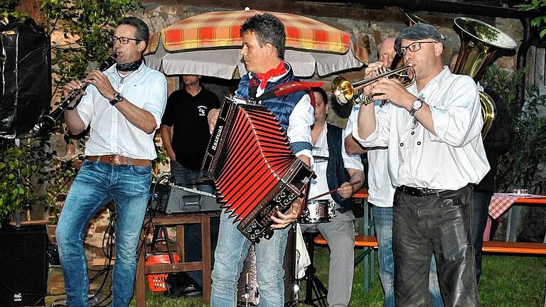 Die GrabfeldBieraten unterhielten während des Kabarettabends mit flotten Musikstücken.