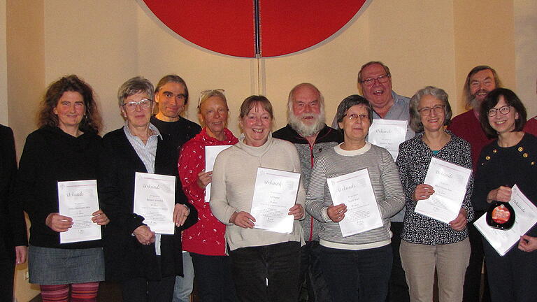 St. Johannis ehrte verdiente Chormitglieder (von links): Pfarrer Matthias Hörning, Ulrike Hartmann-Mitz, Renate Schmied, Steffen Mitz, Ann-Margret Schlüter, Lu Haase, Christian Lösch, Uschi Brief, Joachim Bach, Maria Gosdschan, Benedikt Frey, Vera Schmilewski, Chorleiter Manfred Haase