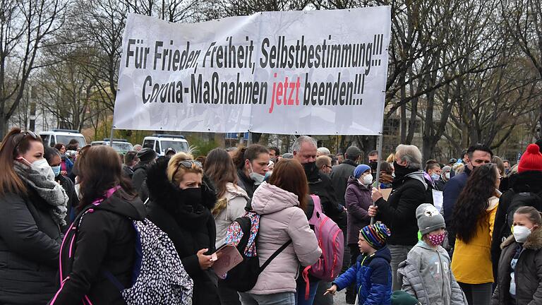 Rund 700 Demonstranten waren dem Aufruf des Bündnisses 'Schweinfurt auf die Straßen' zur Demonstration auf den Volksfestplatz gefolgt. Sie forderte die sofortige Beendigung der Corona-Maßnahmen.
