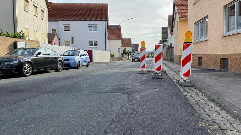 Unschöner Flickenteppich und viel zu viele Autos. Die Verkehrsbelastung auf der Hauptstraße in Brendlorenzen ist für zahlreiche Anwohner längst eine Zumutung. Unschöner Flickenteppich und viel zu viele Autos. Die Verkehrsbelastung auf der Hauptstraße in Brendlorenzen ist für zahlreiche Anwohner längst eine Zumutung.