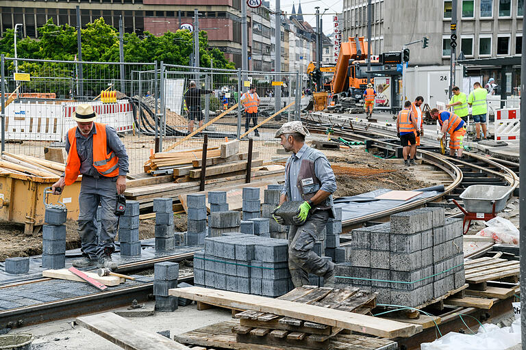 Pflasterarbeiten am Würzburger Bahnhofsvorplatz. In Richtung Haugerring kommt Rasen zwischen die Gleise.&nbsp;