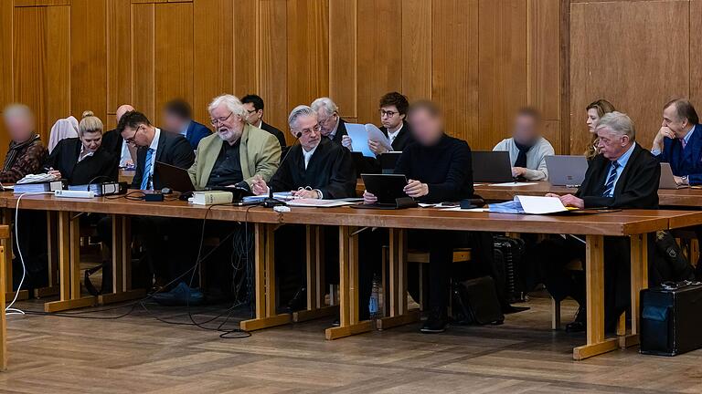 Vor dem Landgericht Schweinfurt hat am Montag der neue Prozess gegen vier Ingenieure begonnen. Die Staatsanwaltschaft wirft ihnen vor, Schuld an dem Einsturz der Talbrücke Schraudenbach am 15. Juni 2016 zu sein. Vor dem Landgericht Schweinfurt hat am Montag der neue Prozess gegen vier Ingenieure begonnen. Die Staatsanwaltschaft wirft ihnen vor, Schuld an dem Einsturz der Talbrücke Schraudenbach am 15. Juni 2016 zu sein.