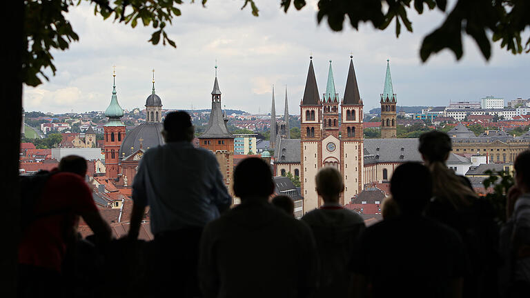 Wo sich Touristen in Mainfranken am längsten aufhalten       -  Eine Touristen-Gruppe blickt über Würzburg. (Symbolfoto)