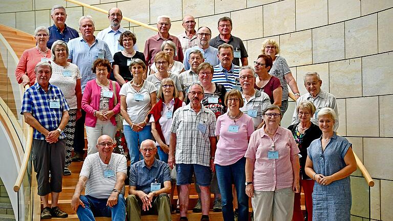 Von der bodenständigen und engagierten Abgeordneten im Landtag Nordrhein-Westfalen waren die Studienreisenden aus Würzburg begeistert. Das Gruppenfoto entstand im Landtagsgebäude in Düsseldorf. Vorne rechts ist Landtagsabgeordnete Anke Fuchs-Dreisbach, links neben ihr Reiseleiterin Rita Metzger. Von der bodenständigen und engagierten Abgeordneten im Landtag Nordrhein-Westfalen waren die Studienreisenden aus Würzburg begeistert. Das Gruppenfoto entstand im Landtagsgebäude in Düsseldorf. Vorne rechts ist Landtagsabgeordnete Anke Fuchs-Dreisbach, links neben ihr Reiseleiterin Rita Metzger.