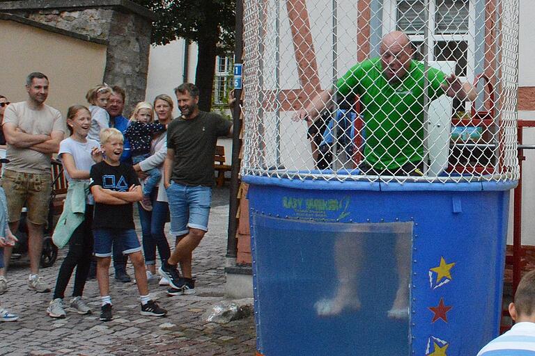 Mehr als eine Stunde dauerte das Spektakel am Bischofsheimer Rathaus, bei dem zahlreiche Schaulustige zusehen konnten, wie Bürgermeister Georg Seiffert und andere ins Wasser befördert wurden. Mehr als eine Stunde dauerte das Spektakel am Bischofsheimer Rathaus, bei dem zahlreiche Schaulustige zusehen konnten, wie Bürgermeister Georg Seiffert und andere ins Wasser befördert wurden.