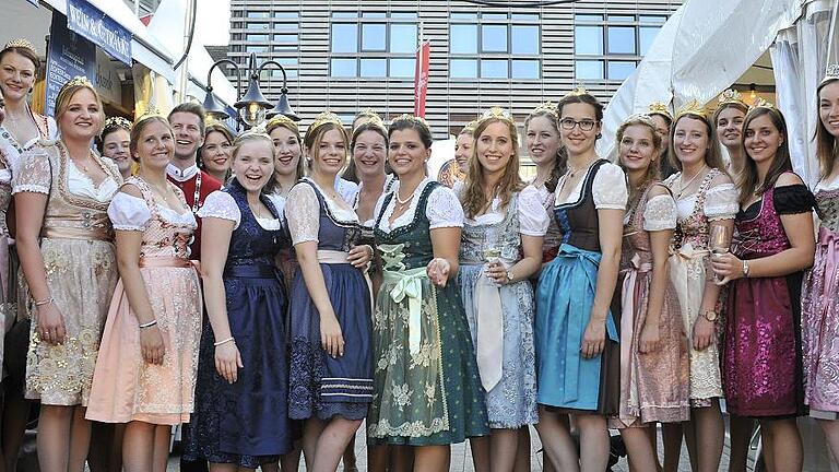 20 Weinprinzessinen, eine Weißwurstkönigin und ein Bierprinz aus dem Landkreis Haßberge waren am Donnerstagabend zu Gast auf der Weinparade. Foto: Angie Wolf