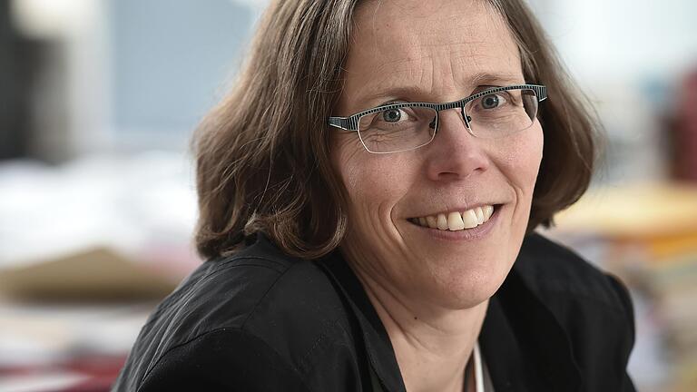 Prof. Doris Fischer beschäftigt sich an der Uni Würzburg mit Chinas Wirtschaftspolitik und hat u.a. in Wuhan studiert. Ab 1.April 2021 ist sie eine von fünf Vizepräsidenten der Julius-Maximilians-Universität. Prof. Doris Fischer beschäftigt sich an der Uni Würzburg mit Chinas Wirtschaftspolitik und hat u.a. in Wuhan studiert. Ab 1.April 2021 ist sie eine von fünf Vizepräsidenten der Julius-Maximilians-Universität.