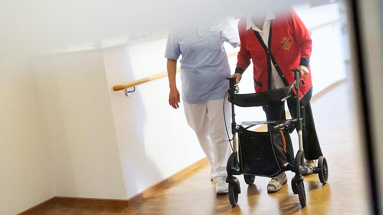 Im Seniorenheim St. Elisabeth in Ebern herrscht Corona-bedingter Personalmangel. Deswegen helfen dort Ehrenamtliche bei der Pflege (Symbolbild). Im Seniorenheim St. Elisabeth in Ebern herrscht Corona-bedingter Personalmangel. Deswegen helfen dort Ehrenamtliche bei der Pflege (Symbolbild).