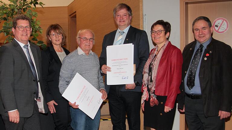 Zwei außergewöhnliche Auszeichnungen verlieh der BBV Haßberge. Das Bild zeigt (von links) Unterfrankens BBV-Präsident Stefan Köhler, Kreisbäuerin Cäcilie Werner, den neuen Ehren-Obmann Rudi Ruß, den neuen Ehren-Kreisobmann Klaus Merkel, Bezirksbäuerin Maria Hofmann sowie Kreisobmann Dieter Reisenweber. Zwei außergewöhnliche Auszeichnungen verlieh der BBV Haßberge. Das Bild zeigt (von links) Unterfrankens BBV-Präsident Stefan Köhler, Kreisbäuerin Cäcilie Werner, den neuen Ehren-Obmann Rudi Ruß, den neuen Ehren-Kreisobmann Klaus Merkel, Bezirksbäuerin Maria Hofmann sowie Kreisobmann Dieter Reisenweber.