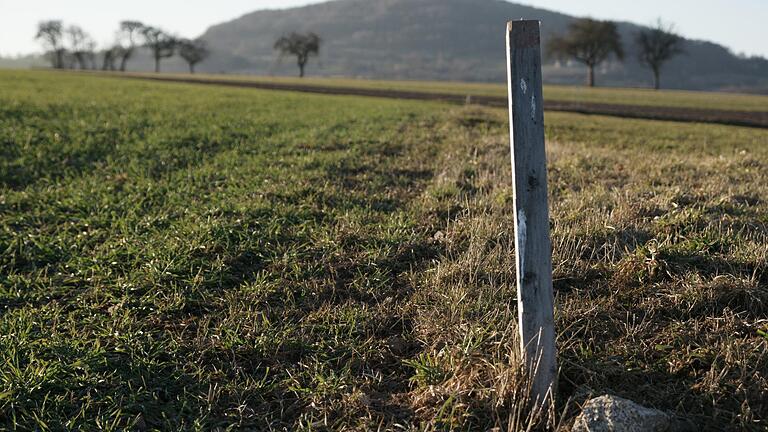 An dieser Fläche an der Bernbrunner Straße oberhalb von Unterleichtersbach beißen sich Menschen aus der Großgemeinde Oberleichtersbach und von außerhalb fest. Sie wollen, dass dort ein Solarpark entsteht. - An dieser Fläche an der Bernbrunner Straße oberhalb von Unterleichtersbach beißen sich Menschen aus der Großgemeinde Oberleichtersbach und von außerhalb fest. Sie wollen, dass dort ein Solarpark entsteht. An dieser Fläche an der Bernbrunner Straße oberhalb von Unterleichtersbach beißen sich Menschen aus der Großgemeinde Oberleichtersbach und von außerhalb fest. Sie wollen, dass dort ein Solarpark entsteht. - An dieser Fläche an der Bernbrunner Straße oberhalb von Unterleichtersbach beißen sich Menschen aus der Großgemeinde Oberleichtersbach und von außerhalb fest. Sie wollen, dass dort ein Solarpark entsteht.