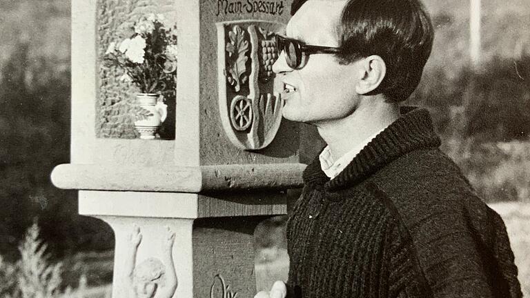 Der Karlstadter evangelische Pfarrer Detlev Hapke bei der Verabschiedung der Bildstocks gegen die Wiederaufbereitungsanlage für Kernbrennstäbe in Wackersdorf. Der Karlstadter evangelische Pfarrer Detlev Hapke bei der Verabschiedung der Bildstocks gegen die Wiederaufbereitungsanlage für Kernbrennstäbe in Wackersdorf.