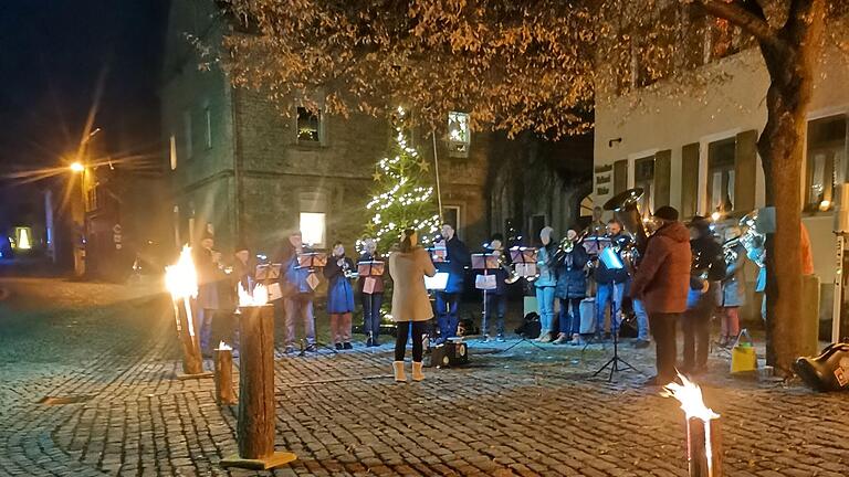 Der Posaunenchor spielte unter der Weihnachtsbaum am Marktplatz.