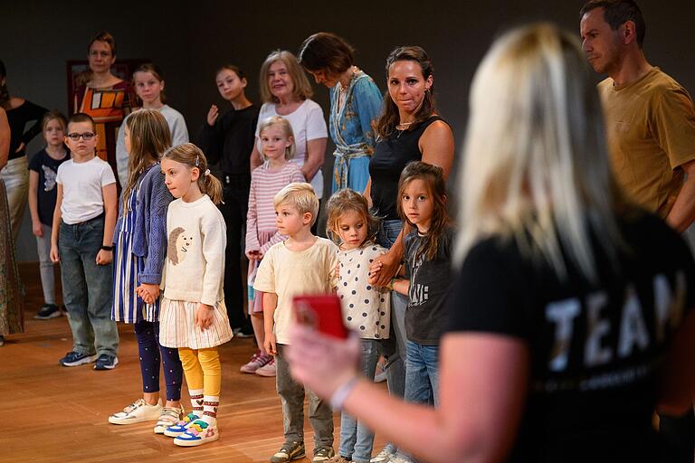 Schauspiel-Crashkurs: Vor allem die jungen Besucherinnen und Besucher versuchen sich am Sonntag (22.09.24) beim Theaterfest am Mainfranken Theater in Würzburg auf der Probebühne unter Leitung von Jenny Holzer in der Schauspielerei. Das Theaterfest bietet allen kleinen und großen Gästen ein vielfältiges Programm, darunter verschiedene Workshops mit Ensemblemitgliedern und Blicke hinter die Kulissen sowie Premierenmatineen der Produktionen, Maria Stuart, In den Alpen und Medea.