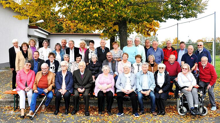 Schon Tradition beim Senioren-Ehrentag: das Gruppenfoto der Seniorinnen und Senioren nach dem Mittagessen im TSV-Sportheim.