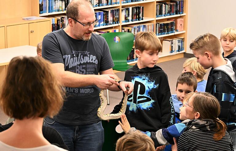 Passend zur Vorlese-Geschichte aus dem Buch 'Das Geheimnis des Schlangenkönigs' war Thomas Winter mit seiner Königspython am Freitag in der Marktheidenfelder Stadtbibliothek dabei; die Kinder stellten ihm zahlreiche Fragen und durften die Schlange auch anfassen.