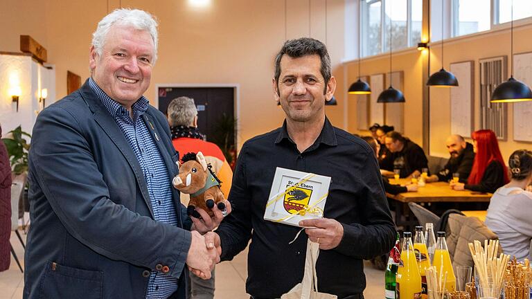 Bürgermeister Jürgen Hennemann (links) überbrachte das traditionelle Geschenk der Stadt Ebern für eine Neueröffnung – die kleine Wildsau 'Lützel' und andere kleine Präsente. Bürgermeister Jürgen Hennemann (links) überbrachte das traditionelle Geschenk der Stadt Ebern für eine Neueröffnung – die kleine Wildsau 'Lützel' und andere kleine Präsente.