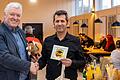 Bürgermeister Jürgen Hennemann (links) überbrachte das traditionelle Geschenk der Stadt Ebern für eine Neueröffnung – die kleine Wildsau 'Lützel' und andere kleine Präsente.