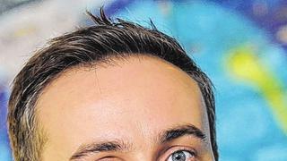 Der Moderator Jan Böhmermann reklamierte die Urheberschaft des Stinkefinger-Videos &ndash; ironisch.