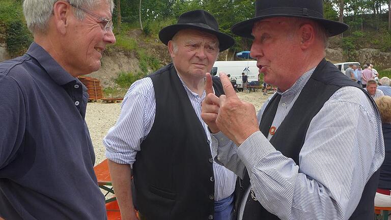 Die &bdquo;Steinhauertage&ldquo; in Breitbrunn gaben Reinhard Kulick (links) Gelegenheit zum fachlichen Austausch mit den &bdquo;Staahabern&ldquo; der Region. Das Bild zeigt ihn im Gespräch mit Andreas Brecht (Mitte), Zunft- und Steinmetzmeister aus Zeil, und Erich Geßner, Altbürgermeister von Zeil.