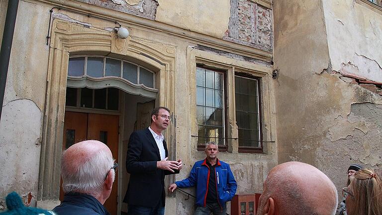 Benedikt Feser, der Vorsitzende des Vereins zur Bewahrung des unterfränkischen Dialekts, führte die Teilnehmer der Tagung in Büchold durch das künftige „Haus des Dialekts“. Früher war es das Gasthaus „Schwarzer Adler“. Benedikt Feser, der Vorsitzende des Vereins zur Bewahrung des unterfränkischen Dialekts, führte die Teilnehmer der Tagung in Büchold durch das künftige „Haus des Dialekts“. Früher war es das Gasthaus „Schwarzer Adler“.