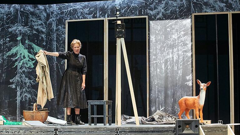 'Bürckel!&nbsp; Frau Gauleiter steht ihren Mann', so lautet der Titel des Stücks von Peter Roos, das jetzt am Pfalztheater in Kaiserslautern uraufgeführt wurde.