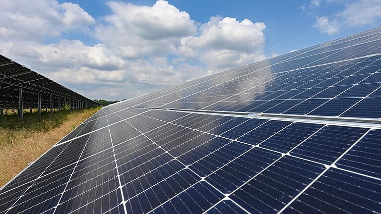Die Firma Beuerlein errichtet südwestlich von Gaibach eine Freiflächen-Photovoltaikanlage (Symbolfoto).&nbsp;