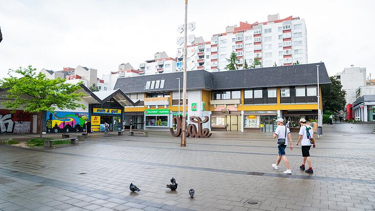 Umgeben von Hochhäusern: Der Place de Caen ist der zentrale Platz des Würzburger Heuchelhofs.