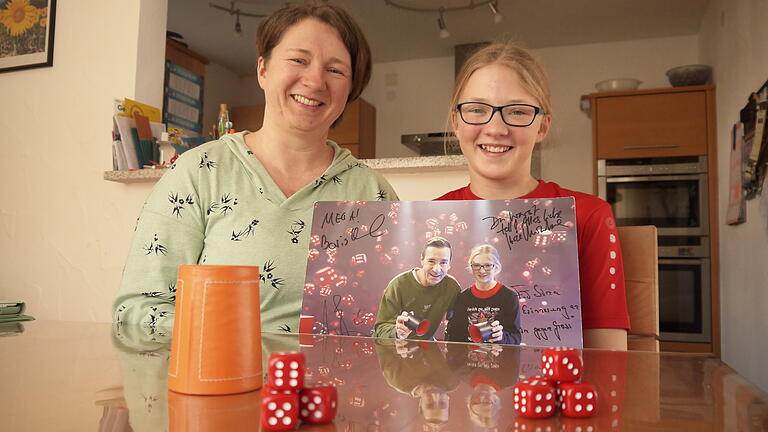 &quot;Klein gegen Groß&quot;-Teilnehmerin Sina mit ihrer Mutter Martina Pieroth und den Souvenirs aus der Sendung.