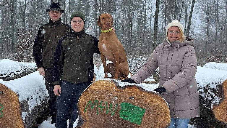 Freuen sich über gute Ergebnisse beim Holzverkauf&nbsp; (von links): Förster Till Zimmermann (FBG Haßberge), Förster Marcel Waffler mit Hund Arko (Förster FBG Haßberge) und&nbsp;Birgitt Ulrich (Geschäftsführerin FV Unterfranken).