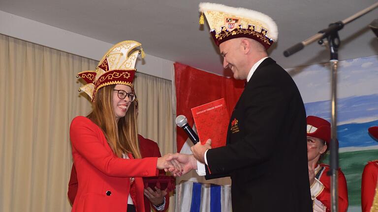 Zum 44. Jubiläum gab es für die Galgenvögel eine Urkunde des Fastnacht-Verbandes Franken. Sitzungspräsidentin Stefanie Hegwein nahm diese von Jürgen Förster entgegen.