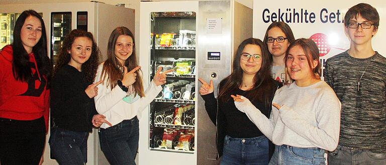 Schüler der Fairtrade-AG der Mittelschule Marktheidenfeld präsentieren den Fairtrade-Automat an der Schule.