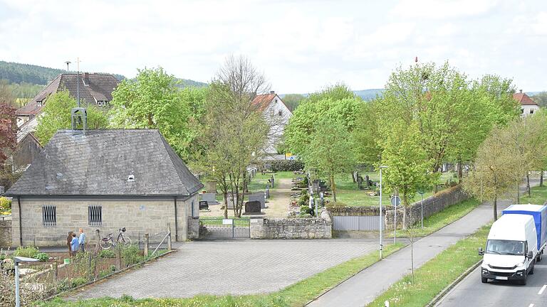 Der Friedhof von Oberstreu soll komplett umgestaltet werden und das Aussehen von einer Garten- und Parkanlage erhalten.