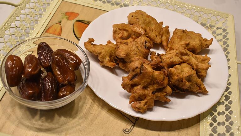 Mit Datteln (links) wird traditonell jeden Tag nach Sonnenuntergang das Fasten gebrochen. Zusätzlich zum normalen Abendessen werden im Ramadan bei Familie Chaudhry täglich Gemüse-Pakoras aus Kichererbsenmehl serviert.