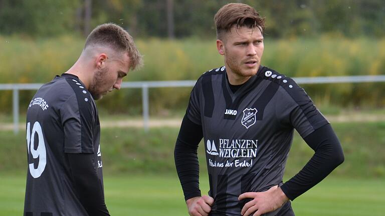 Luca Fischer (links) und Kapitän Fabio Feidel stehen zusammen. Der FC Geesdorf hat zu Hause in der Fußball-Bayernliga Nord gegen den TSV Großbardorf verloren.