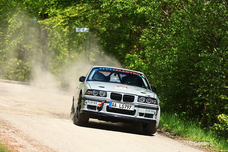 Lars Stütz und Theresa Feil geigen im BMW groß auf.