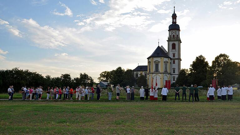 Im weiten Bogen umrundeten die Gläubigen bei ihrer Lichterprozession die Wallfahrtskirche Fährbrück.