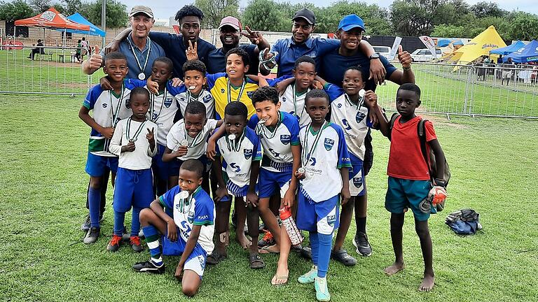Mit der U9 hat Andreas Karl den zweiten Platz bei einem Turnier mit 20 Mannschaften in Windhoek belegt.