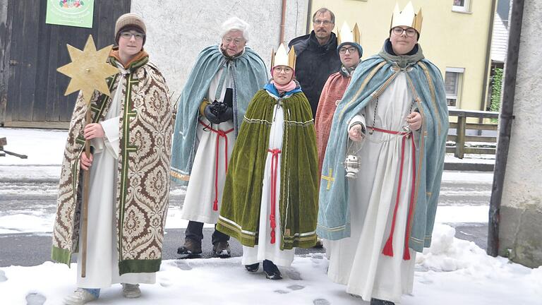 In Hausen zogen (von links) Phillip Markert, Karlheinz Frieß, Klara Löffler, Linus Löffler und Korbinian Beck von Haus zu Haus. Mit dabei als Betreuer war Dieter Beck.