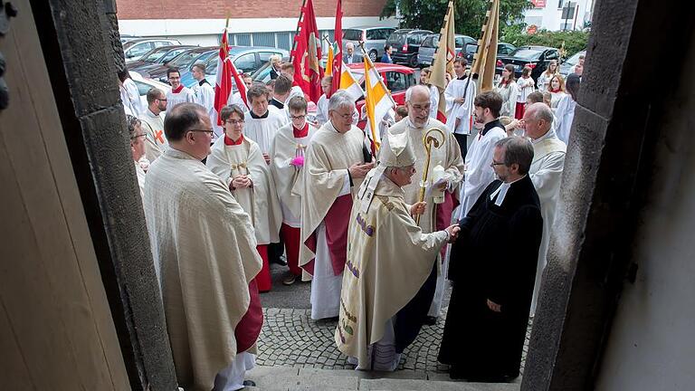 Ökumene: Bischof Hofmann begrüßt den stellvertretenden evangelischen Dekan Heiko Kuschel.