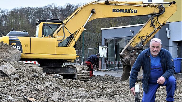 Aus den Trümmern der einstigen Sporthalle von Hollstadt war der kleine Zylinder geborgen worden, den TSV-Vorsitzender Egon Stuhl während der laufenden Abrissarbeiten präsentiert.