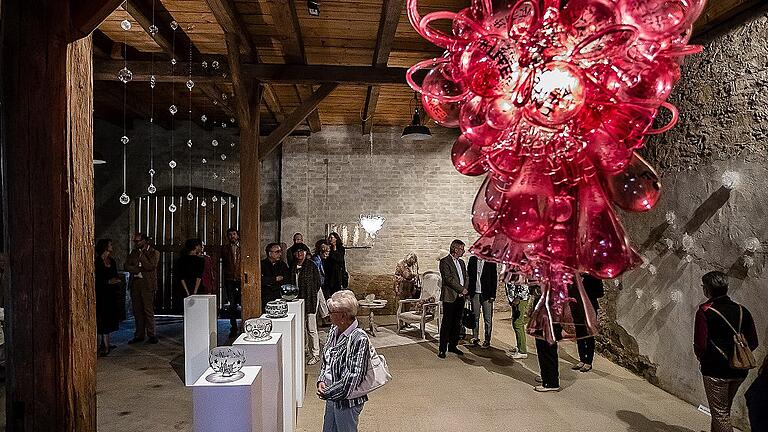 Im Oberndorfer Künstlerhof: Ausstellung Glas, Glas pur, Kleid &ndash; im Jahr 2016.