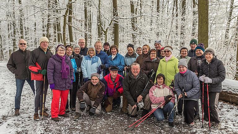 Auch zwei Jahrzehnte nach ihrer Gründung durch Zita Pabst (dritte von links) sind die Nordic-Walker im TTC Waldbrunn nach wie vor aktiv. Inzwischen leitet Erwin Weyrauther (zweiter von links) die Nordic-Walking-Gruppe, der auch TTC-Ehrenvorsitzender Leo Pabst und Alt-Bürgermeister Ludwig Götzelmann (hinten, Bildmitte) angehören. Auch zwei Jahrzehnte nach ihrer Gründung durch Zita Pabst (dritte von links) sind die Nordic-Walker im TTC Waldbrunn nach wie vor aktiv. Inzwischen leitet Erwin Weyrauther (zweiter von links) die Nordic-Walking-Gruppe, der auch TTC-Ehrenvorsitzender Leo Pabst und Alt-Bürgermeister Ludwig Götzelmann (hinten, Bildmitte) angehören.