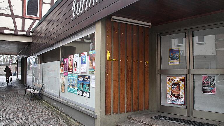 Ein unglücklicher Zustand: Gutachter Reinhard Hutzelmann rät dazu, bei Leerständen die Schaufenster zwischenzudekorieren und zu beleuchten. Hier das Turmkaufhaus in der oberen Karlstadter Hauptstraße. Ein unglücklicher Zustand: Gutachter Reinhard Hutzelmann rät dazu, bei Leerständen die Schaufenster zwischenzudekorieren und zu beleuchten. Hier das Turmkaufhaus in der oberen Karlstadter Hauptstraße.