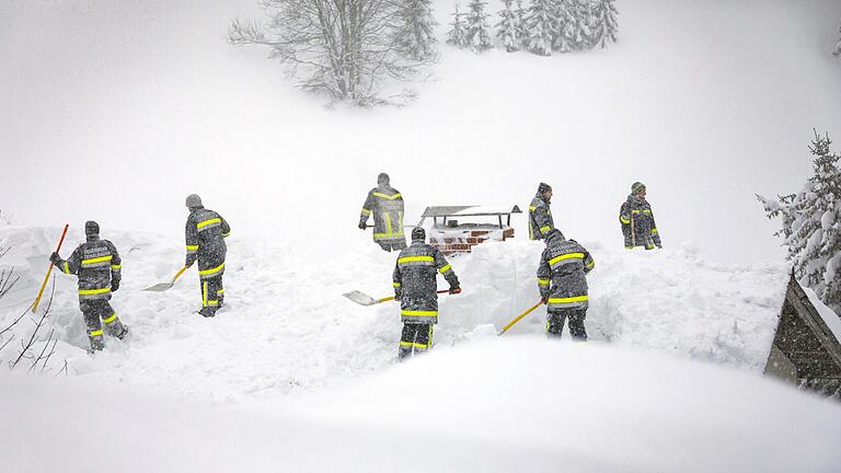 Schnee und kein Ende: In den Alpen herrscht seit Tagen Chaos. Wie hier am Annaberg in Österreich sind Helfer pausenlos beim Räumen im Einsatz.